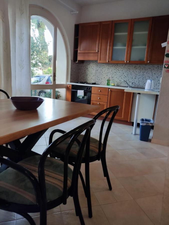 Holiday Home With Free Parking By The Beach Brela Esterno foto