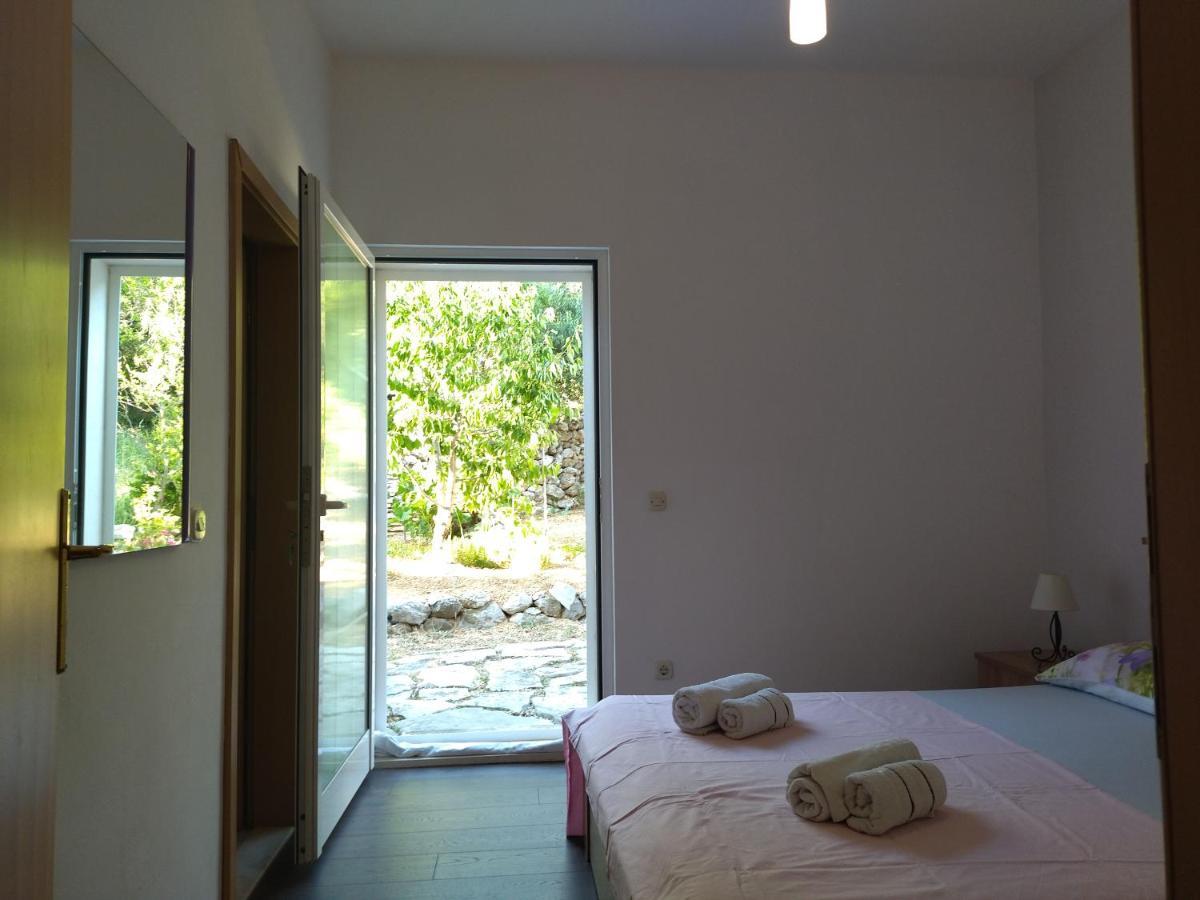 Holiday Home With Free Parking By The Beach Brela Esterno foto