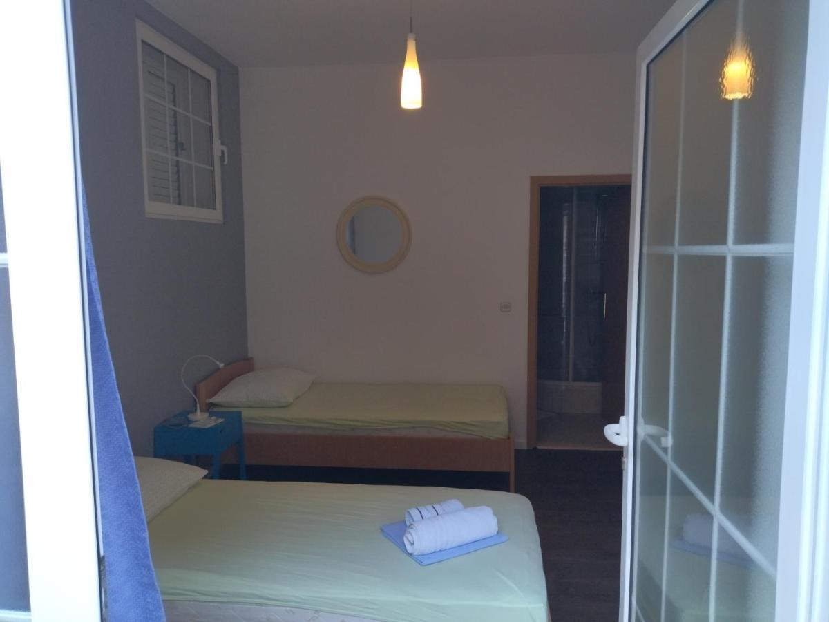 Holiday Home With Free Parking By The Beach Brela Esterno foto